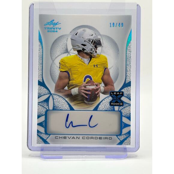 2024 Leaf Trinity Football Chevan Cordeiro Rookie Platinum Auto /49 Battlehawks - Picture 1 of 2